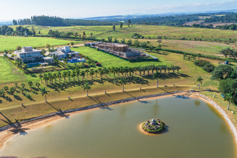 Viver no interior com conforto: por que investir em casas em condomínio